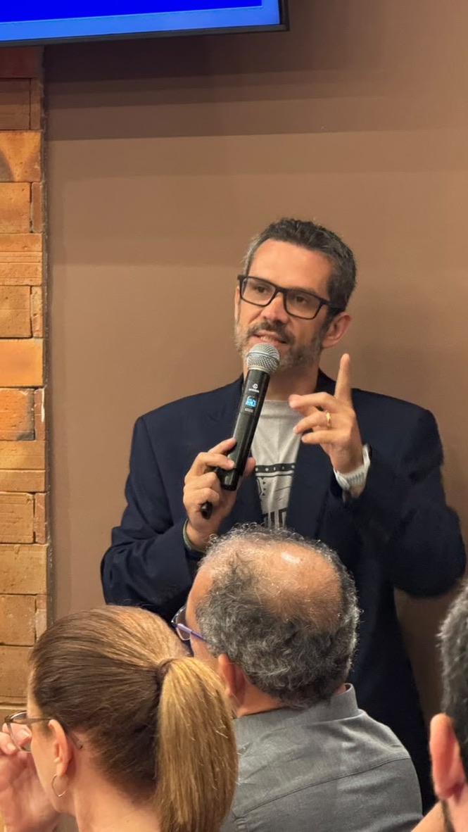 Dr. Marcio Mota falando em evento do setor veterinário
