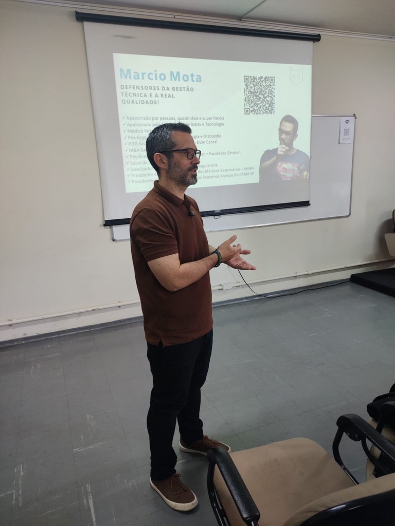 Dr. Marcio Mota conduzindo treinamento in company para uma equipe veterinária